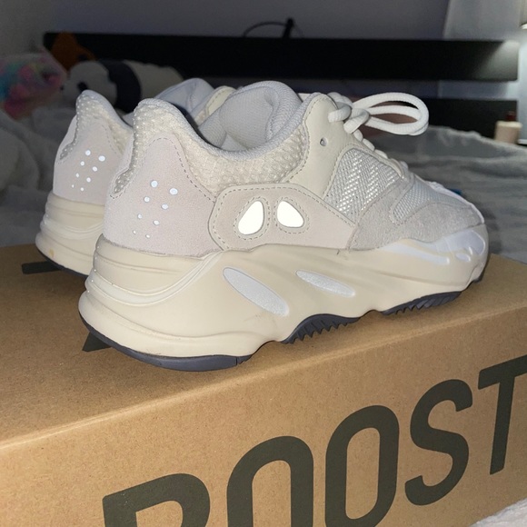 Adidas Yeezy Boost 700 Analog - Picture 2 of 4